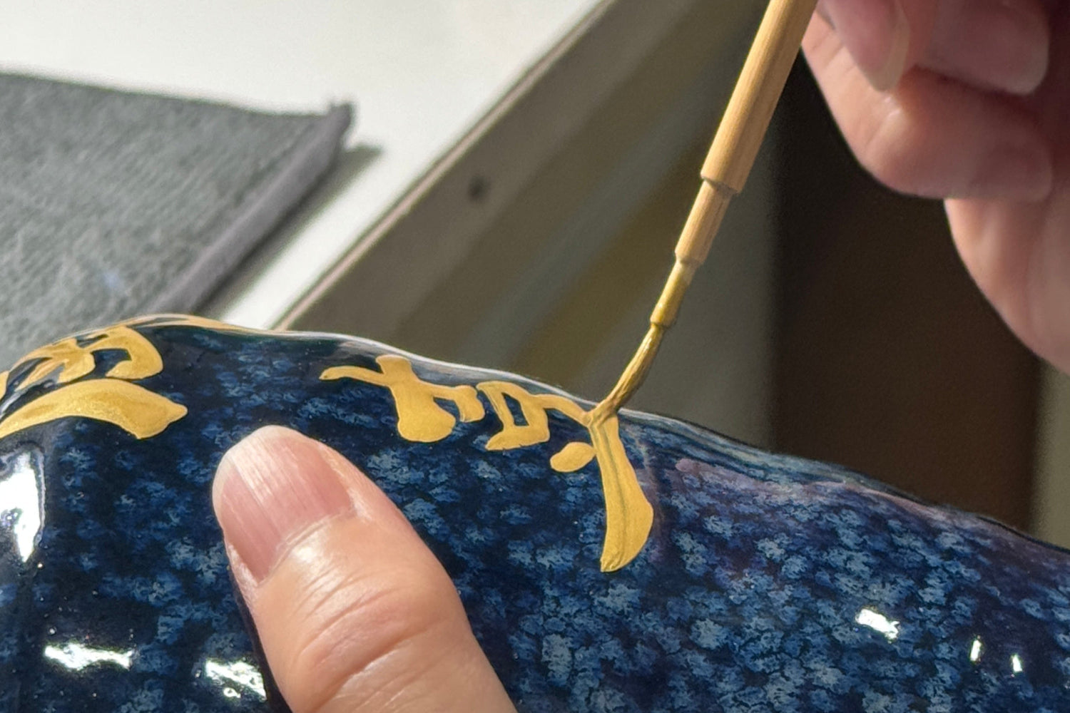 いつも頑張っている夫に贈りたい、特別な誕生日に贈る、高級感あふれる名入れ美濃焼焼酎プレゼント