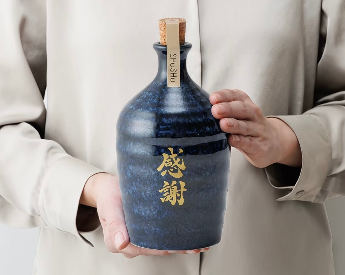 退職祝いに「感謝」の金文字を入れた美濃焼の焼酎ボトル