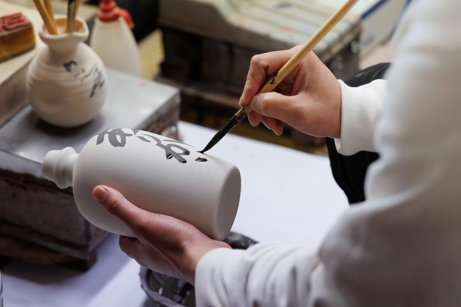 名入れ酒器ギフトで世界にひとつを ― SHUSHUの職人が語る、手仕事の名入れ