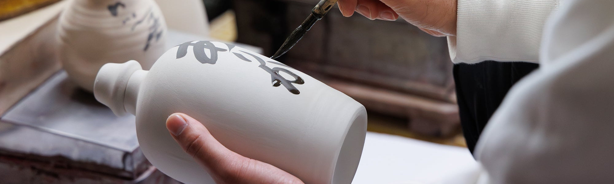 名入れ酒器ギフトSHUSHU】大分麦焼酎入り名入れ陶器ボトル 吉四